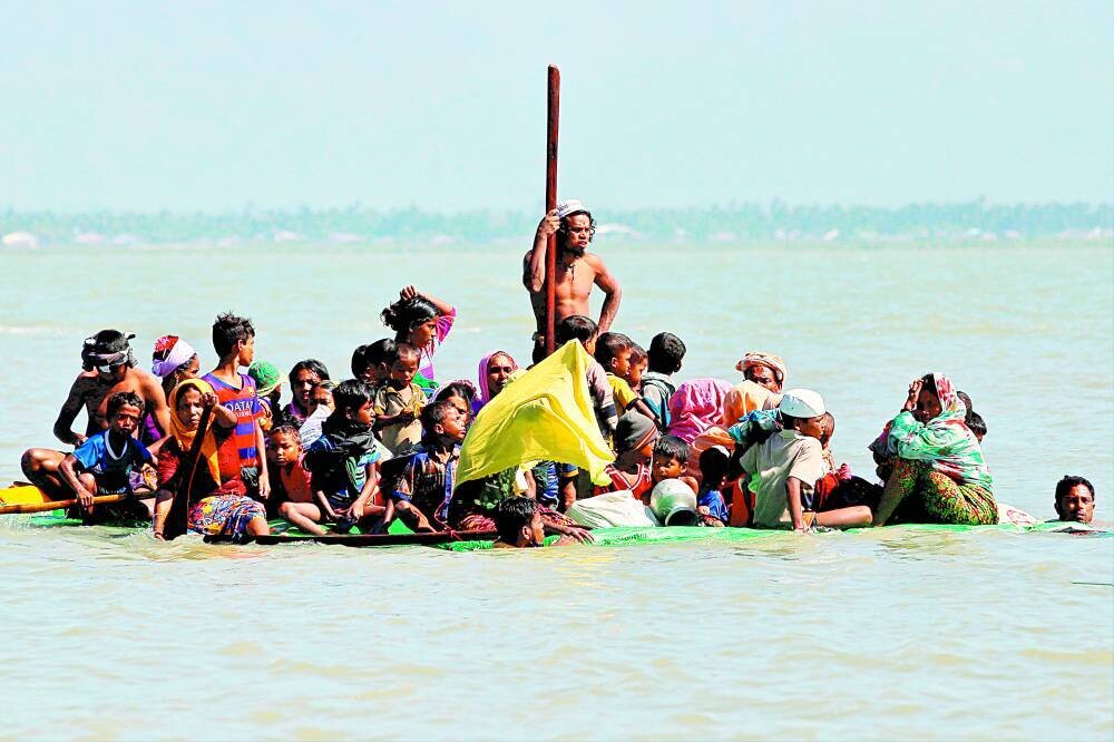 Военные в Мьянме нападают на районы, заселенные рохинджами, заставляя тысячи бежать