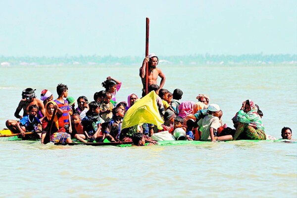 Военные в Мьянме нападают на районы, заселенные рохинджами, заставляя тысячи бежать